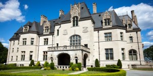 Image of the front of the Ochre Court mansion at Salve Regina University.